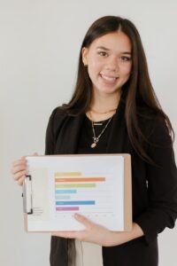 Representante de ventas SDR con ideas para generar leads B2B